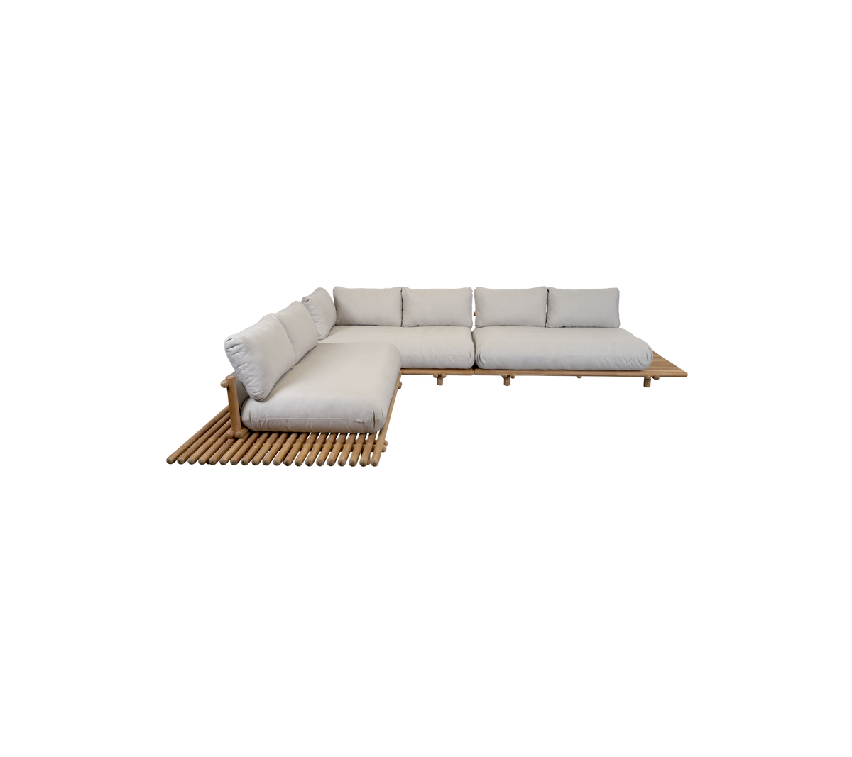 Sofá seccional en forma de L con cojines mullidos y una base de listones de madera, diseñado para la comodidad y el estilo.