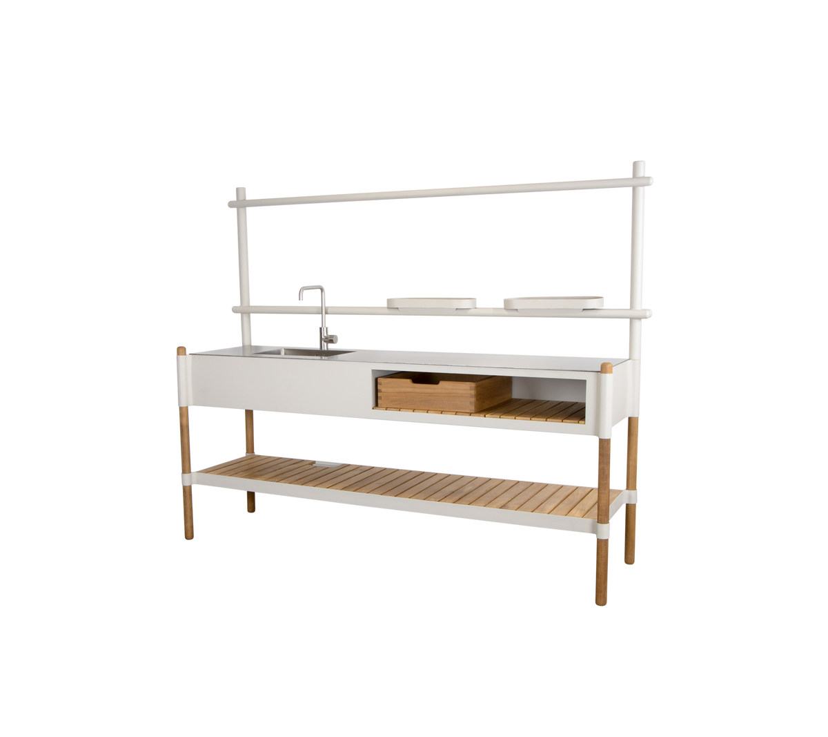 Unidad de cocina elegante que cuenta con un fregadero, un cajón de almacenamiento y una estante abierta, elaborada con una combinación de acabados blancos y de madera natural.