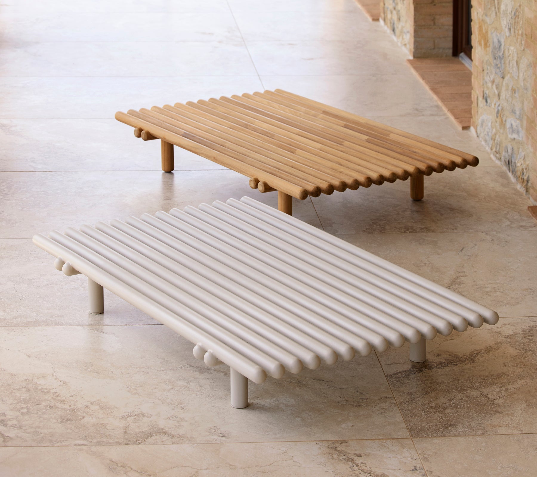 Dos mesas de café modernas de palos en madera natural y acabado blanco, que exhiben un diseño elegante y minimalista.