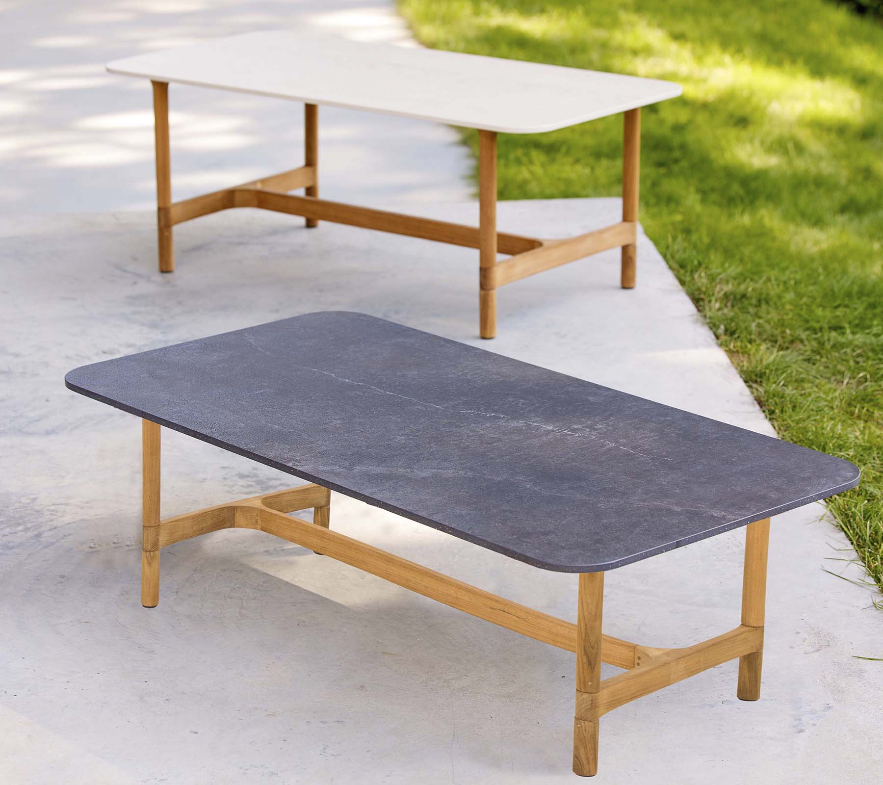 Dos mesas de café elegantes con marcos de madera y colores de tapa contrastantes, que presentan un diseño moderno y minimalista.
