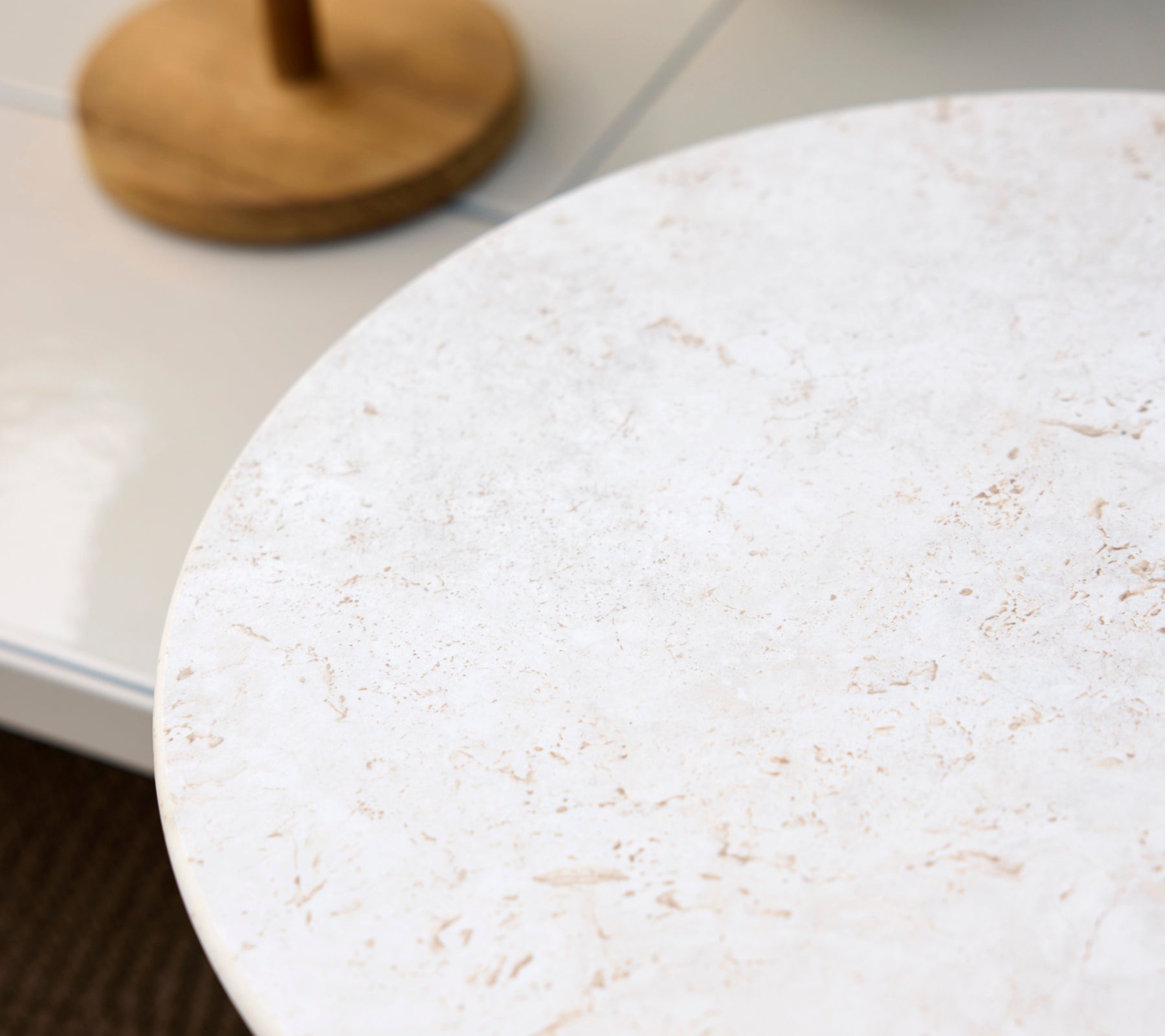 Superficie de mesa blanca redonda con una textura ligera.