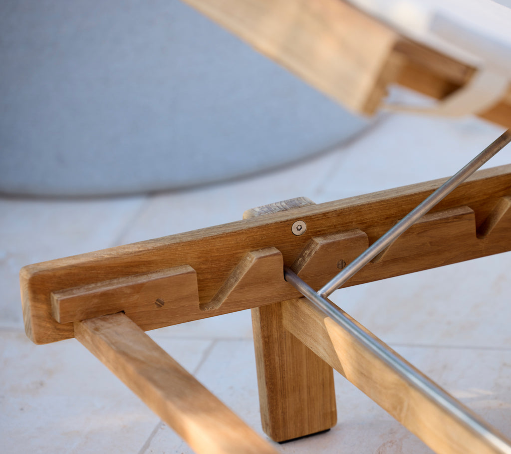 Silla de madera moderna con un diseño simple y funcional.