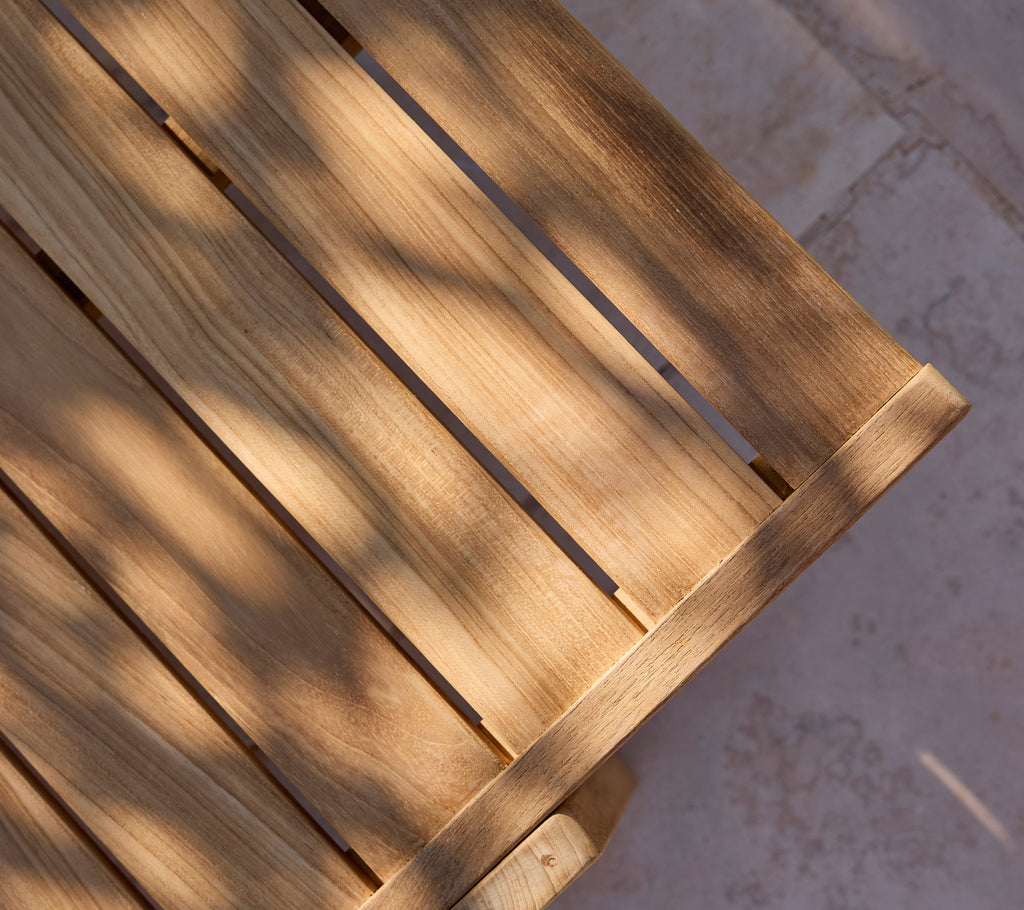 Acercamiento de una superficie de listones de madera con sombras suaves.
