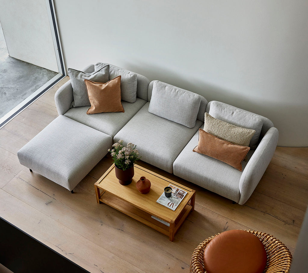 Aura sofá para tres personas con descansabrazo bajo (4)